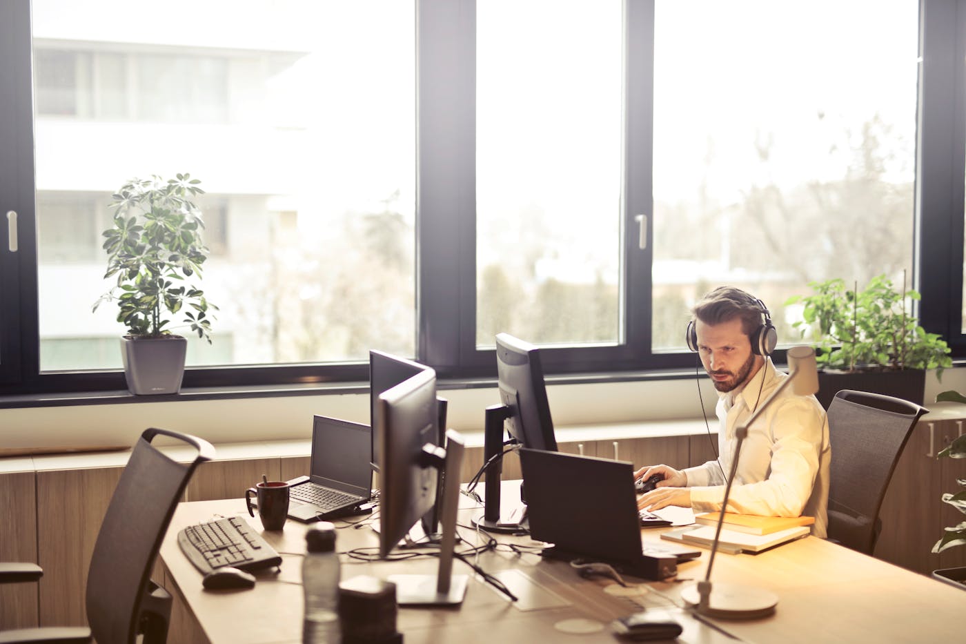 Personne avec un casque travaillant depuis un bureau